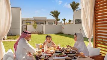 تناول الطعام بالخارج