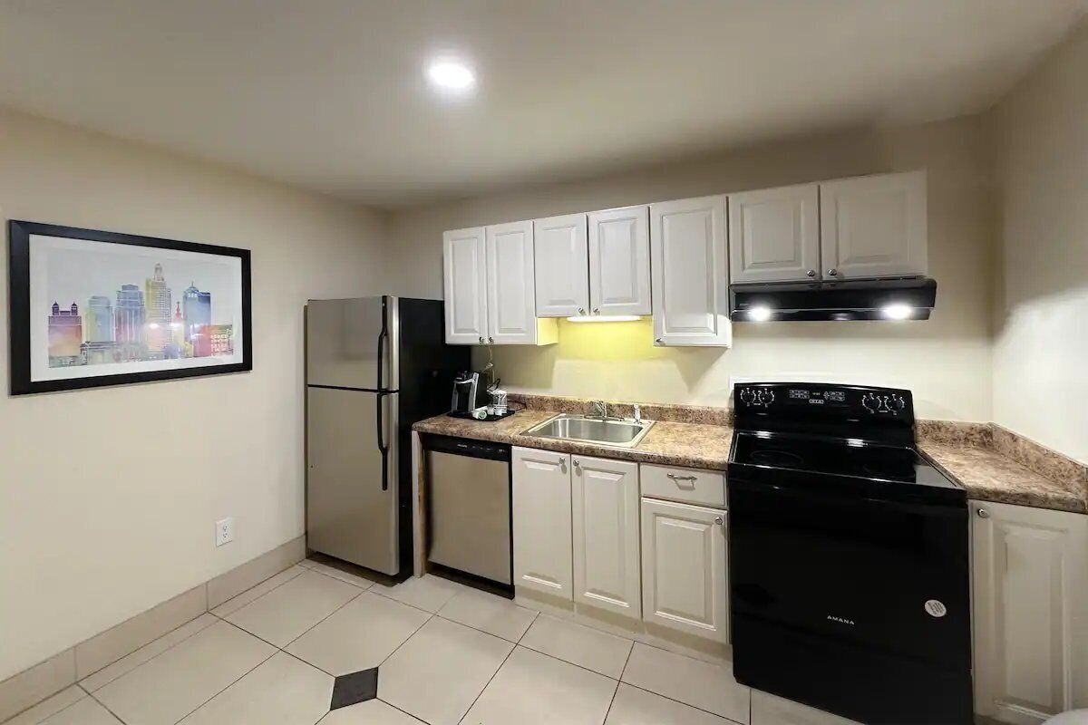 Convenient Unit W/ Kitchen & Seasonal Pool Access | Johnson County Museum -2.4mi - Overland Park