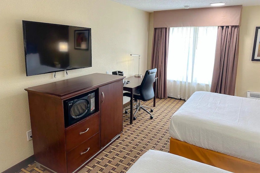 2 Queen Units W/ Free Breakfast| Near Oak Park Mall - 2.9 Miles - Belton, MO