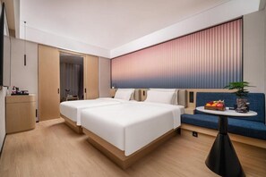 A modern hotel room with a large bed, a sofa, a small table, and a TV. - Chengdu Tianfu Square Chunxi Road Pagoda Premium Hotel (Chengdu)