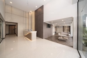 Lobby - Surestay Plus by Best Western Ramkhamhaeng Airport Rail Link Bangkok (Bangkok)