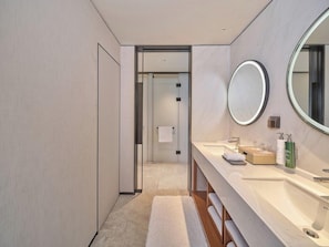 Bathroom - Hilton Garden Inn Guangzhou Baiyun Airport (Guangzhou)