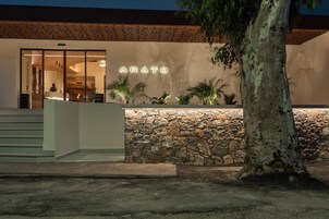 Un edificio con fachada de piedra y un letrero que dice 'ARATO'.