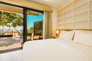 A hotel room with a bed, a nightstand, a lamp, a window with a view of trees and a balcony. - My Suite Boutique Hotel Parga (Parga)