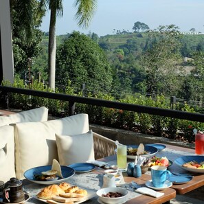 Outdoor dining - Laska Hotel and Resort Ciater (Ciater)