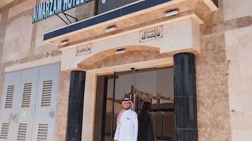 Almarazam-hotellin ulkoasu: selkeä sisäänkäynti ja arabialainen kyltti.