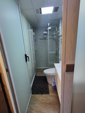 Bruser, håndklæder, Sæbe, Toiletpapir