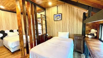 Junior Room, Garden View | Desk, laptop workspace, blackout curtains, soundproofing