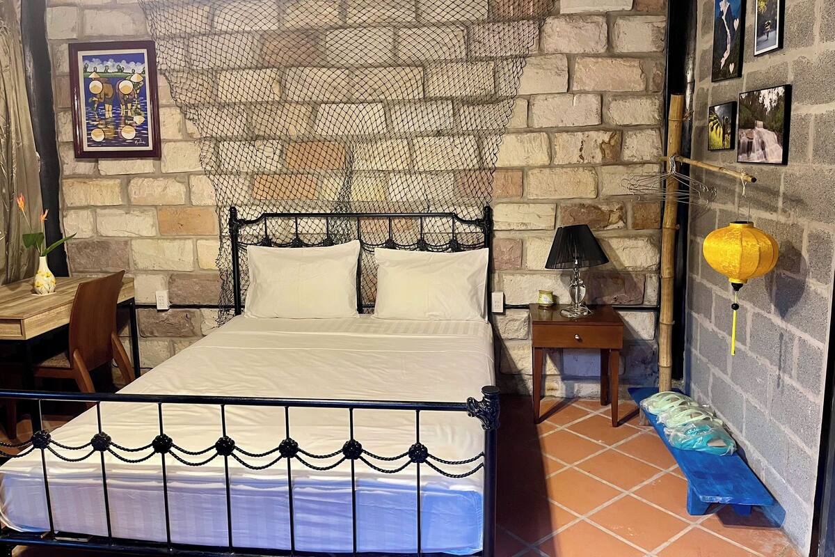 Deluxe Room, Garden View | Desk, laptop workspace, blackout curtains, soundproofing