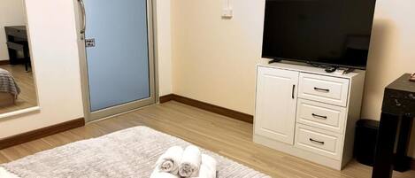 Double Room, Sati