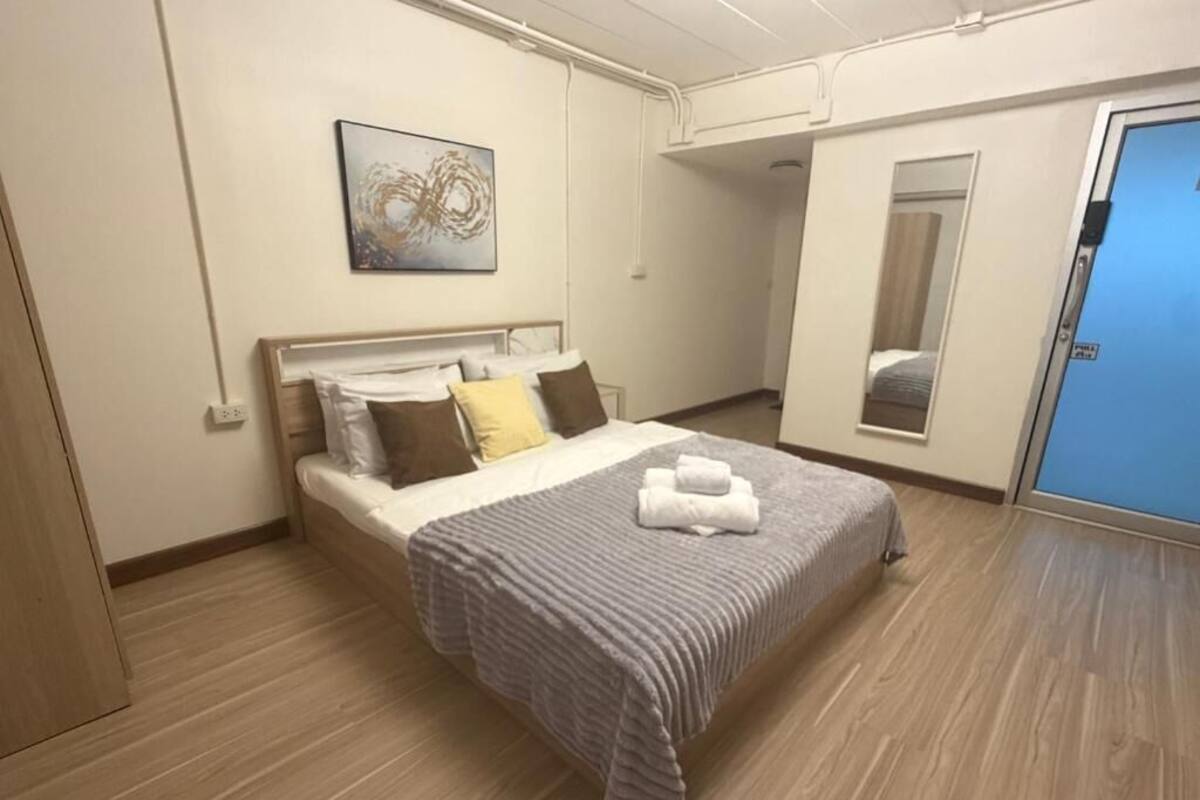 Double Room, Sati