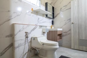 Double Room, Sweet | Bathroom - Norn Noi Hostel (Saphan Sung)