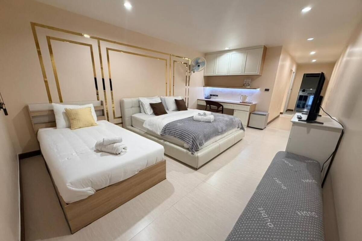 Family Room, Sabye