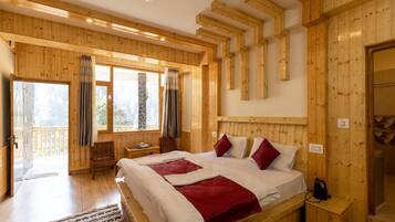 Ein Zimmer mit Holzwänden, einem Bett, einer Bank und einem Fenster.