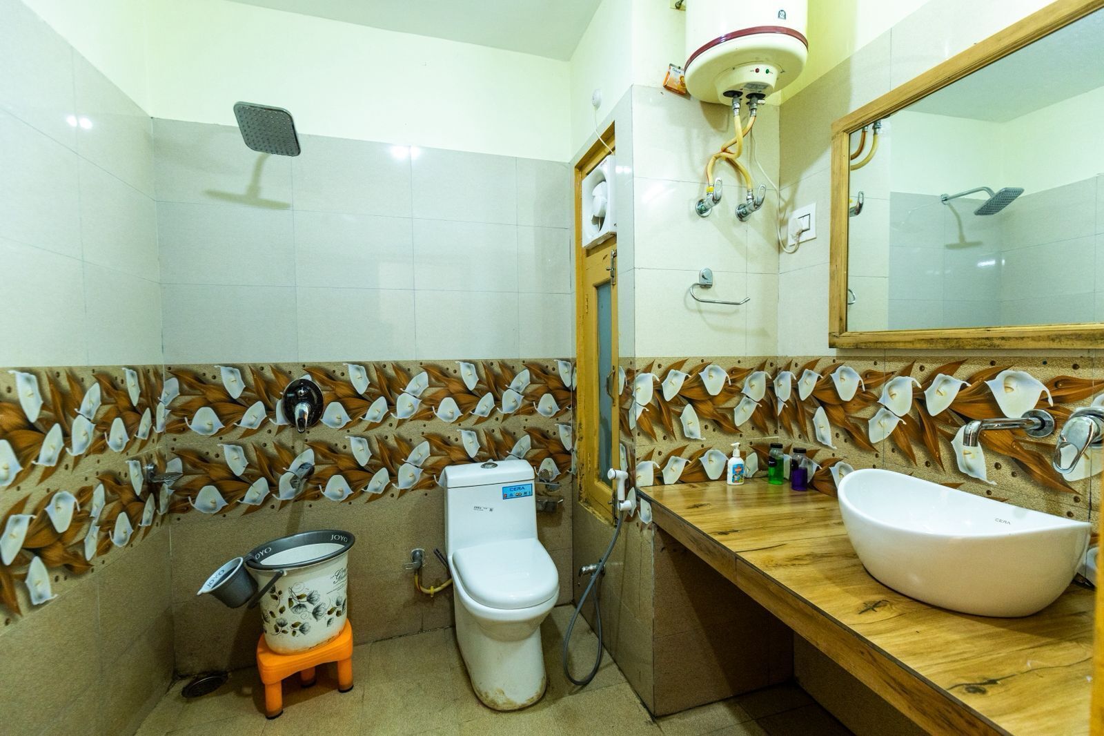Un bagno con toilette, bidet, lavandino e doccia.