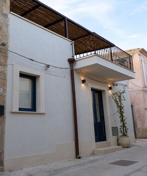 Exterior detail - Casa Fioraliso, a cozy retreat in the heart of Noto's historic center. (Noto)
