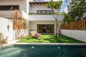 A modern house with a swimming pool, a wooden deck, and a small garden. - Private 3BR Villa Uluwatu 5 Mins to Beach (Pecatu)
