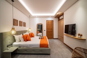 Ein modernes Schlafzimmer mit Bett, Nachttisch und Fernseher.