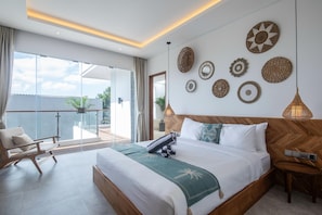 Ein modernes Schlafzimmer mit einem großen Bett, einem Balkon und Wanddekoration.