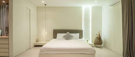 Une chambre à coucher moderne avec un grand lit, des tables de chevet, une commode et un vase décoratif.
