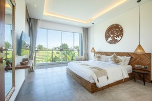Ein modernes Schlafzimmer mit einem großen Bett, einem Fernseher und Blick ins Freie.