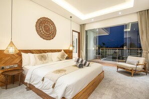 Ein modernes Schlafzimmer mit einem großen Bett, Nachttischlampen, einer Wanddekoration und Blick durch eine Glastür ins Freie.
