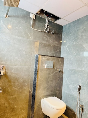Kostenlose Toilettenartikel, Handtücher, Seife, Shampoo