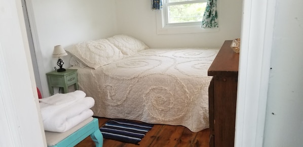 Room - Teeny Tiny Beach Shack - steps to private sandy beach perfect for beach lovers (Bourne)