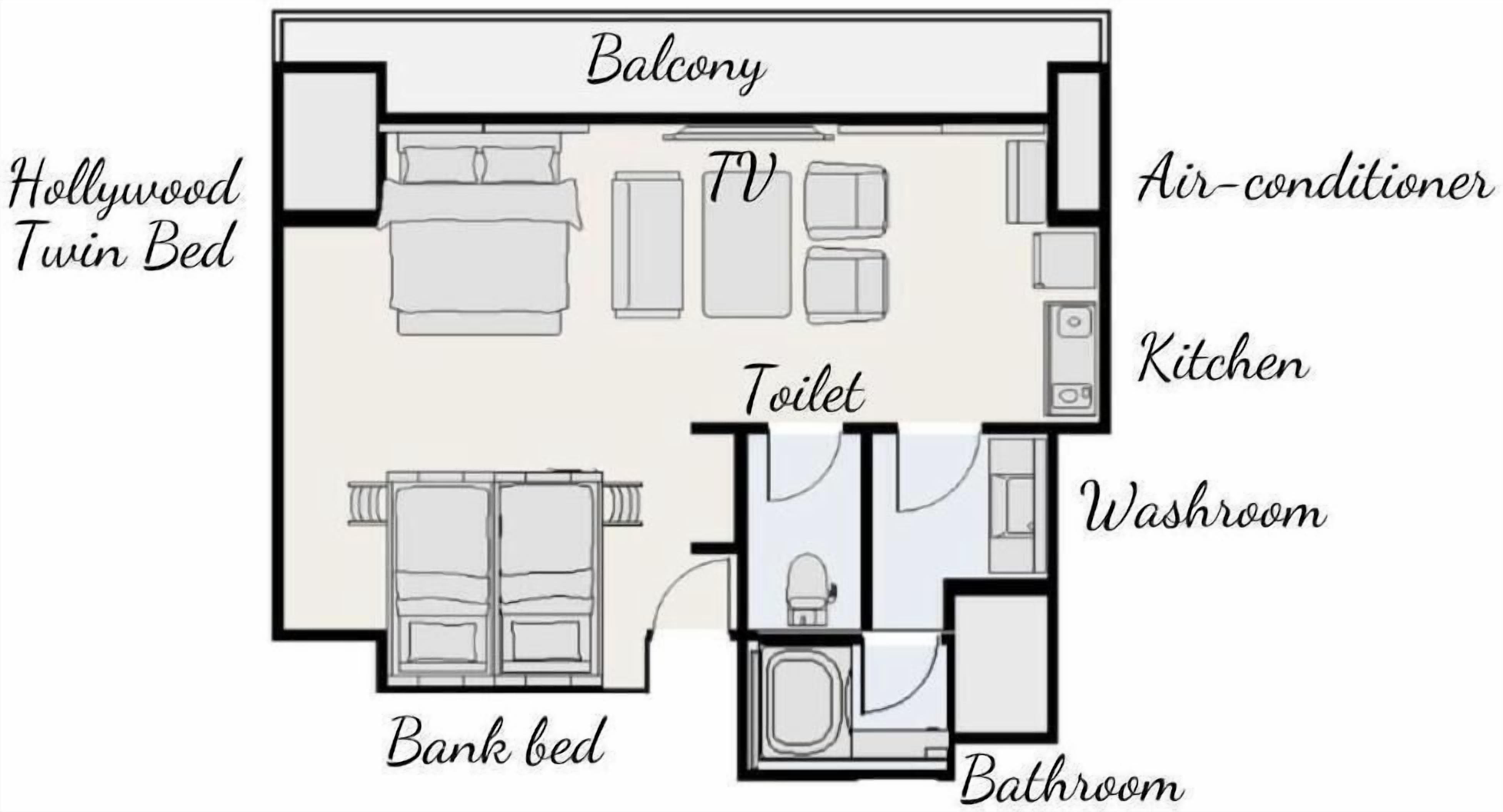 Et hotelværelse med balkon, to senge, TV, aircondition, køkken, toilet, badeværelse og brusebad.