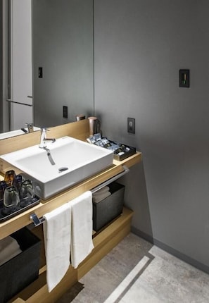 Phòng đôi Deluxe, không hút thuốc, bếp | Phòng tắm | Vòi sen/bồn tắm kết hợp, đồ dùng nhà tắm miễn phí, máy sấy tóc 