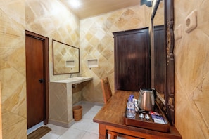 Chambre Deluxe Double ou avec lits jumeaux, balcon, vue jardin | Intérieur