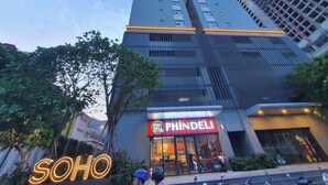 A tall building with a restaurant named PHINDELI at the ground level. - SOHO Vernal Saigon Apartments (Ho Chi Minh City)