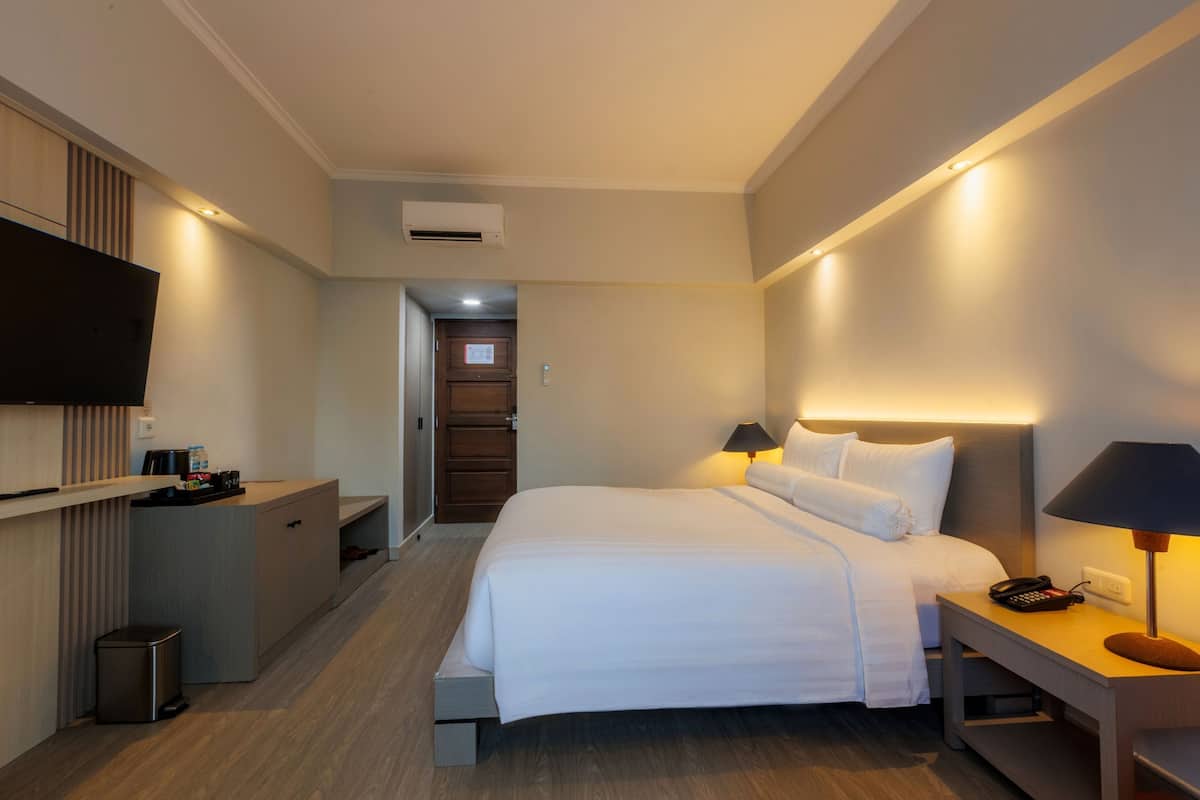 Desk, free WiFi, bed sheets