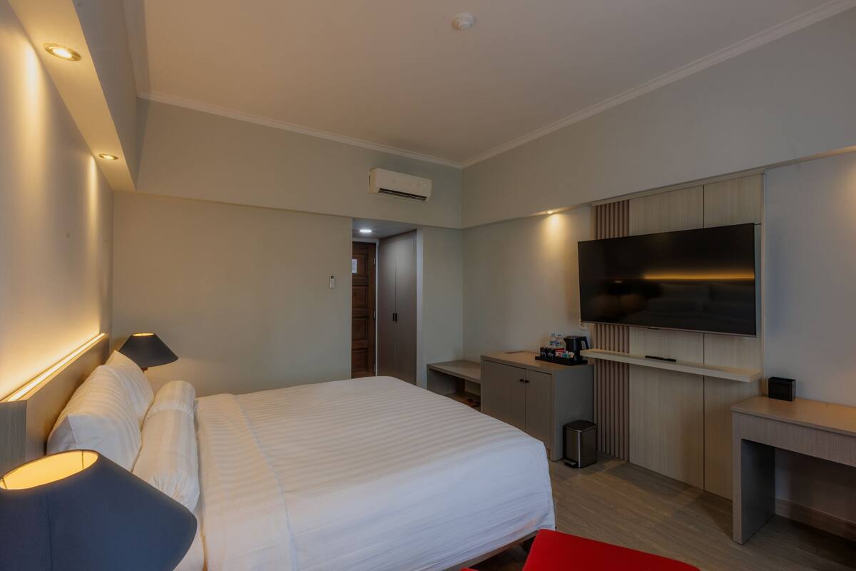 Desk, free WiFi, bed sheets