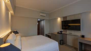 Escritorio, wifi gratis y ropa de cama