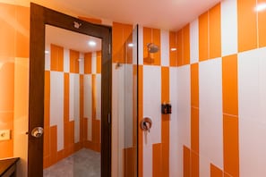 Ducha, artículos de higiene personal gratuitos, toallas y jabón