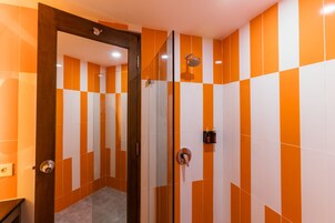 Ducha, artículos de higiene personal gratuitos, toallas y jabón