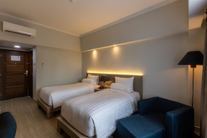 Habitación ejecutiva con 2 camas individuales | Escritorio, wifi gratis, ropa de cama