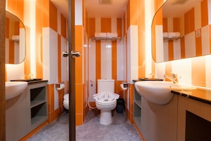 Shower, free toiletries, towels, soap - Azana Oasis Hotel Aceh (Banda Aceh City)