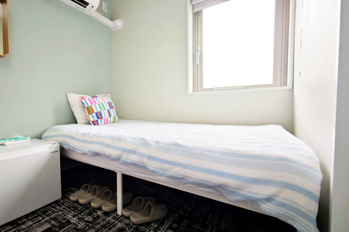Comfort-værelse til 3 personer | Skrivebord, arbejdsområde til bærbare computere, gratis Wi-Fi