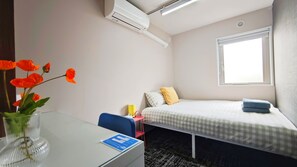 Basic-værelse til 3 personer | Skrivebord, arbejdsområde til bærbare computere, gratis Wi-Fi