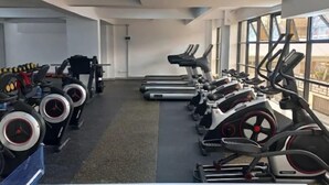 Ein Fitnessraum mit Ergometer, Laufbändern und Trainingsgeräten.