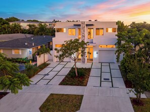 A modern multi-story residential building with a central courtyard, surrounded by lush greenery. - Shared Pool + BBQ + Private Balcony | Walk to Las Olas | Palm Perch (Fort Lauderdale)