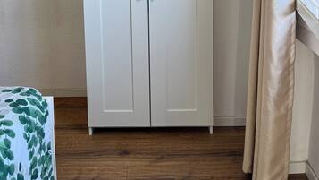 5 bedrooms, desk, iron/ironing board, WiFi (free)