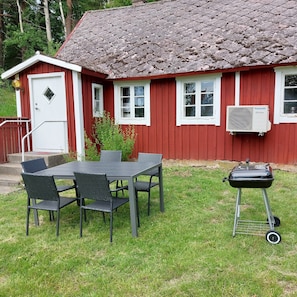 Outdoor dining - An easily accessible cabin with a fireplace near a hiking area outside Hässleholm (Hörja)