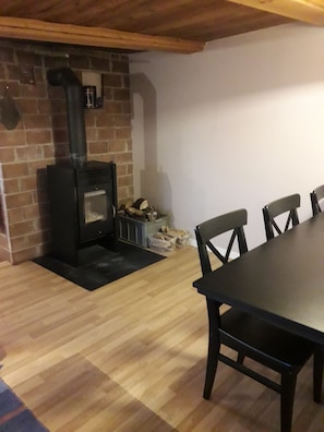Dining - An easily accessible cabin with a fireplace near a hiking area outside Hässleholm (Hörja)