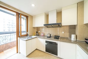 Private kitchen - Tyms Gubei International Plaza 3BR Apt (Shanghai)