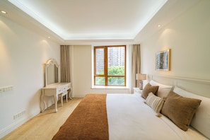 Blackout curtains, soundproofing, free WiFi - Tyms Gubei International Plaza 3BR Apt (Shanghai)