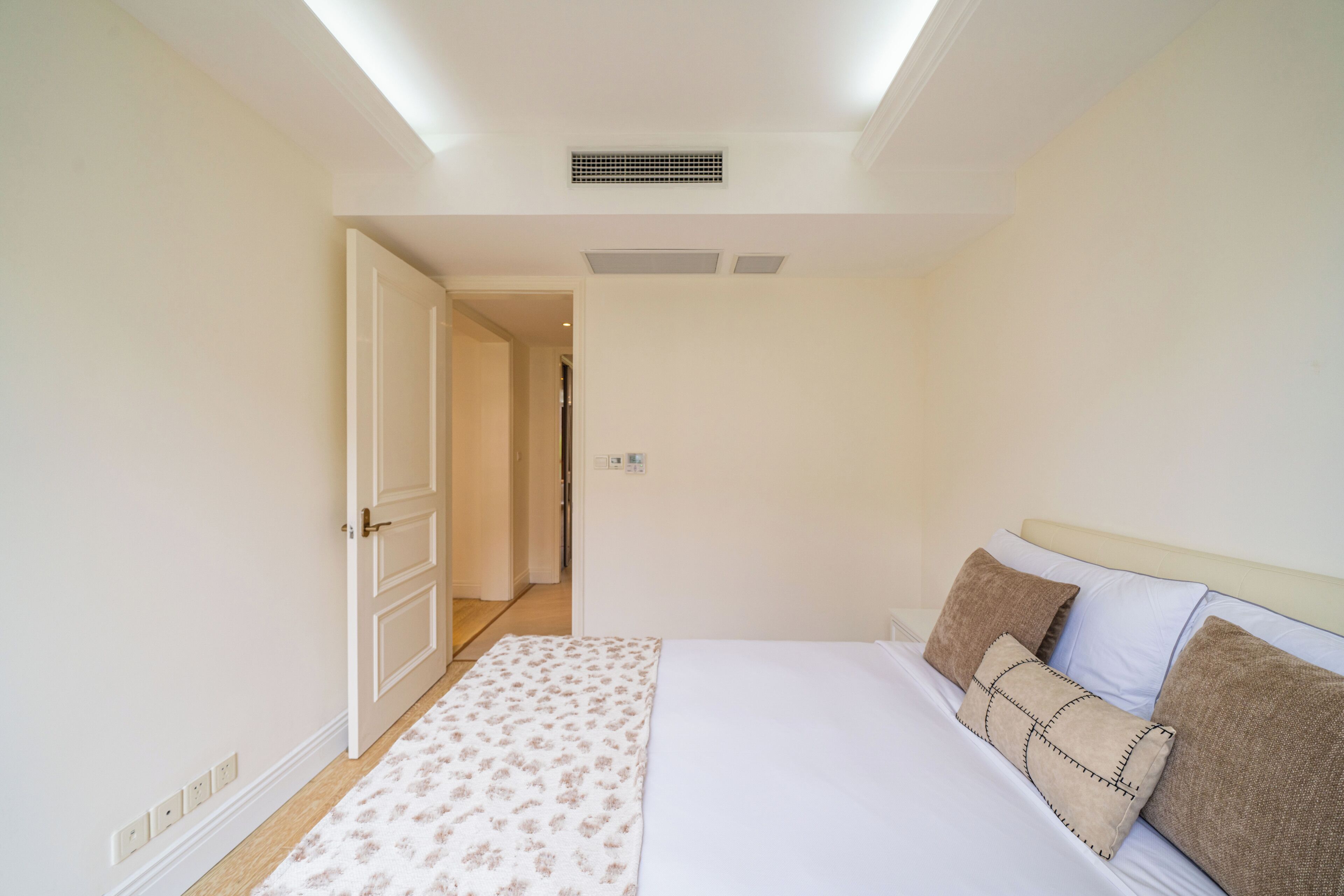 Blackout drapes, soundproofing, WiFi (free)