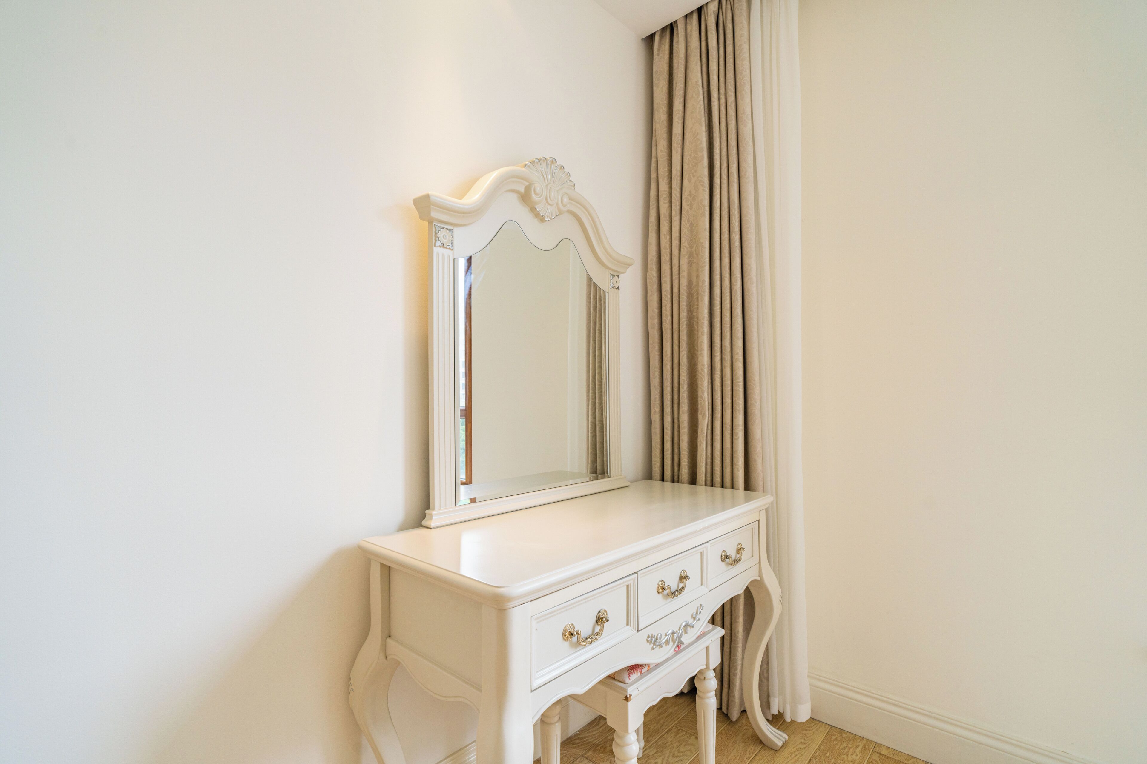 Blackout drapes, soundproofing, WiFi (free)